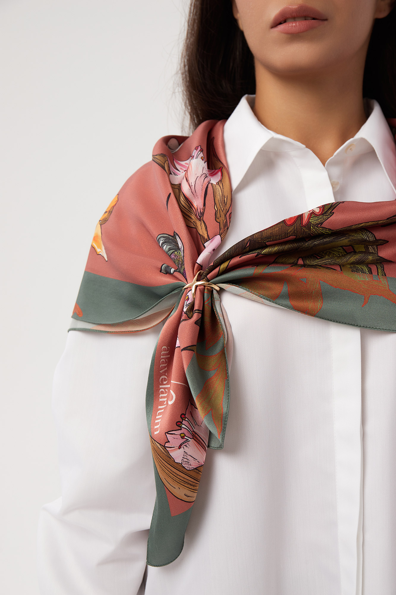 Сочетание платка с женской фигурой