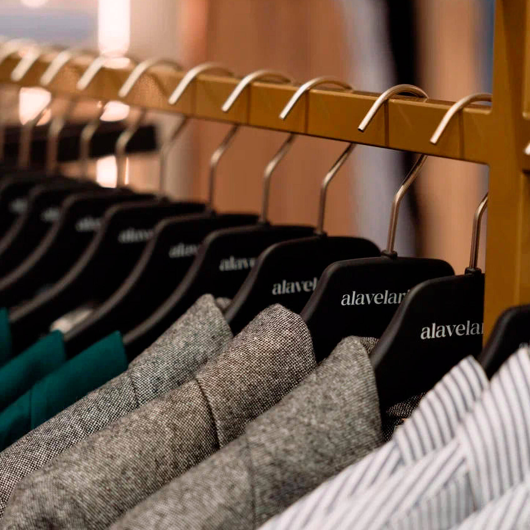 Как правильно разложить вещи в гардеробной