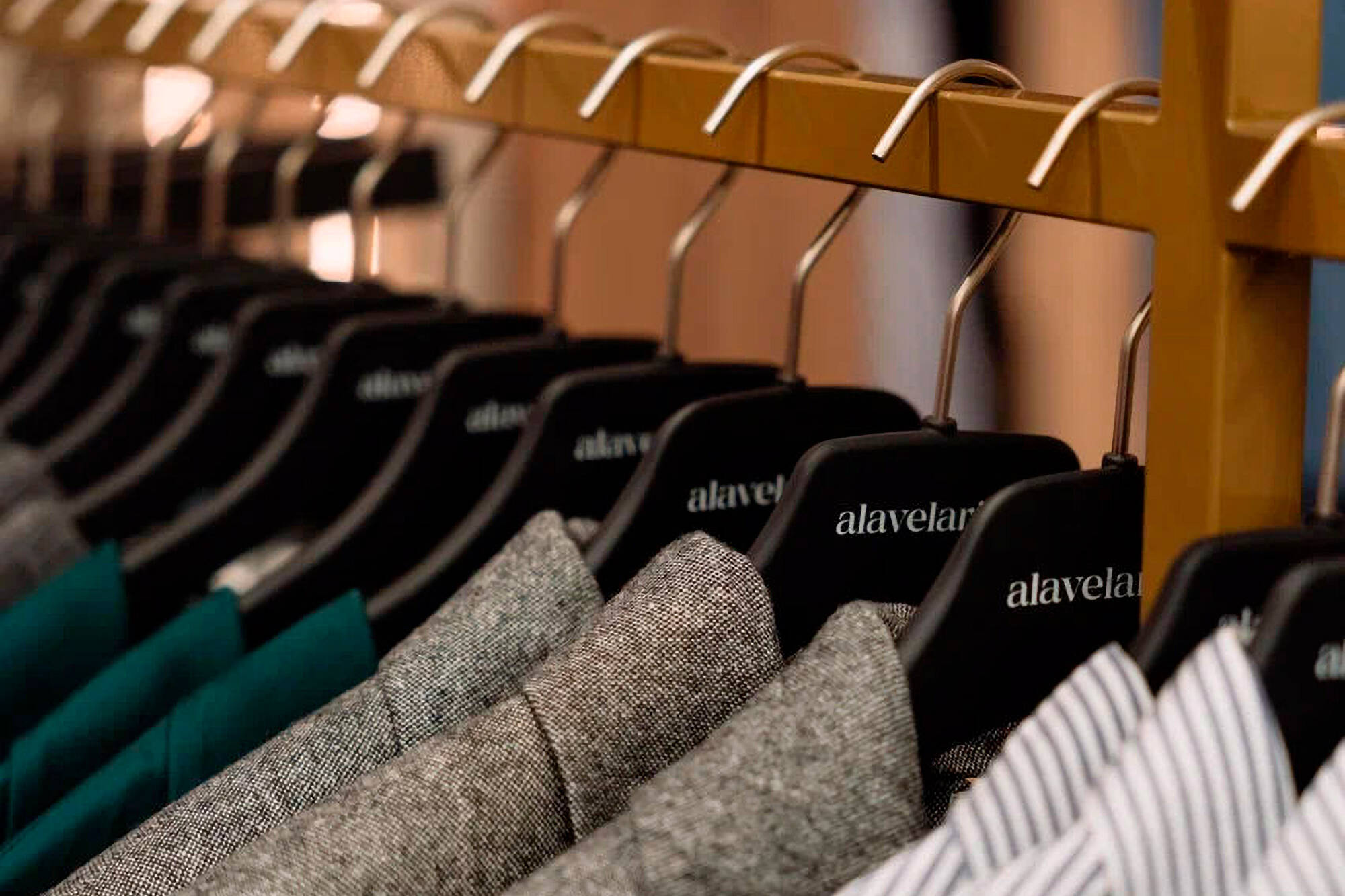 Как правильно разложить вещи в гардеробной