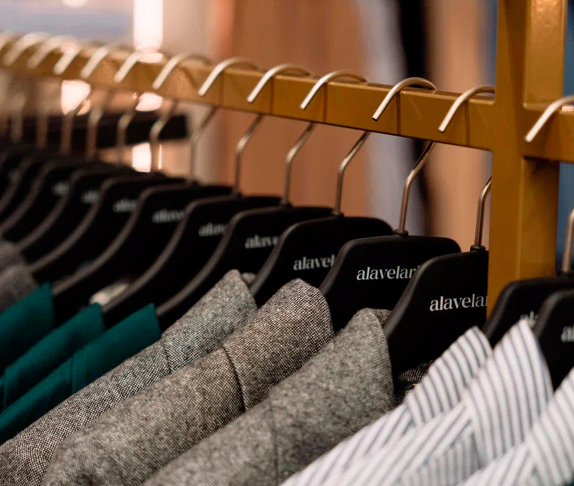 Как правильно разложить вещи в гардеробной